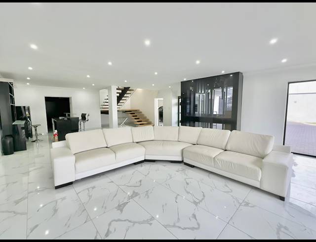 5 BEDROOM FREEHOLD FOR SALE IN UMHLANGA CENTRAL